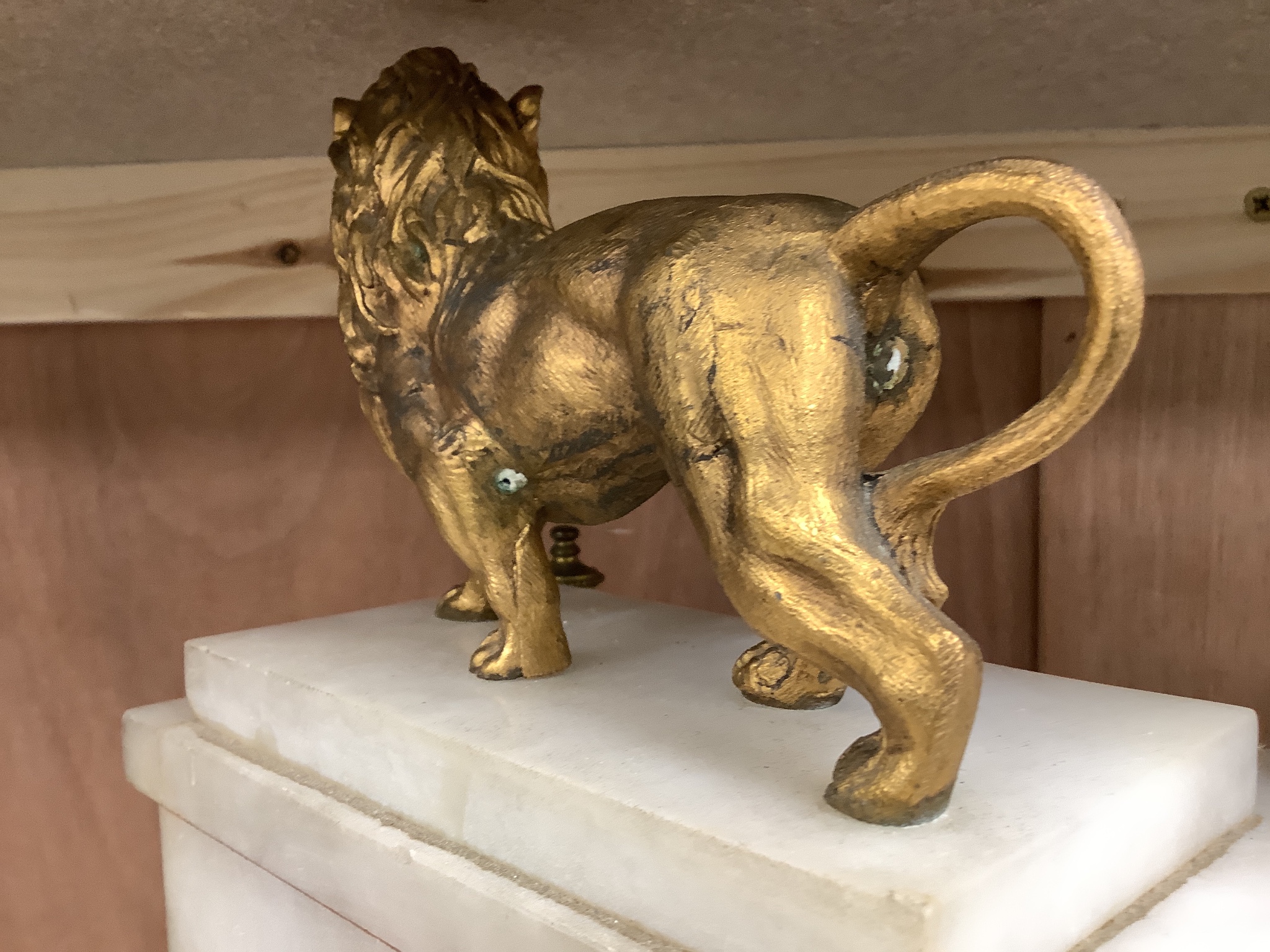 A Victorian alabaster mantel clock, with gilt metal lion surmount, French skeleton movement with pendulum, 34cm